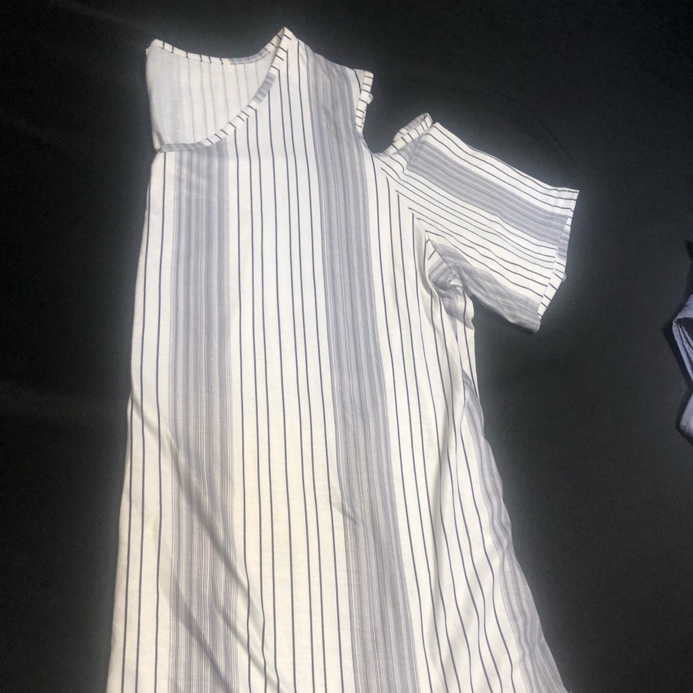 Women’s 2x cold shoulder gray and white vertical stripe top